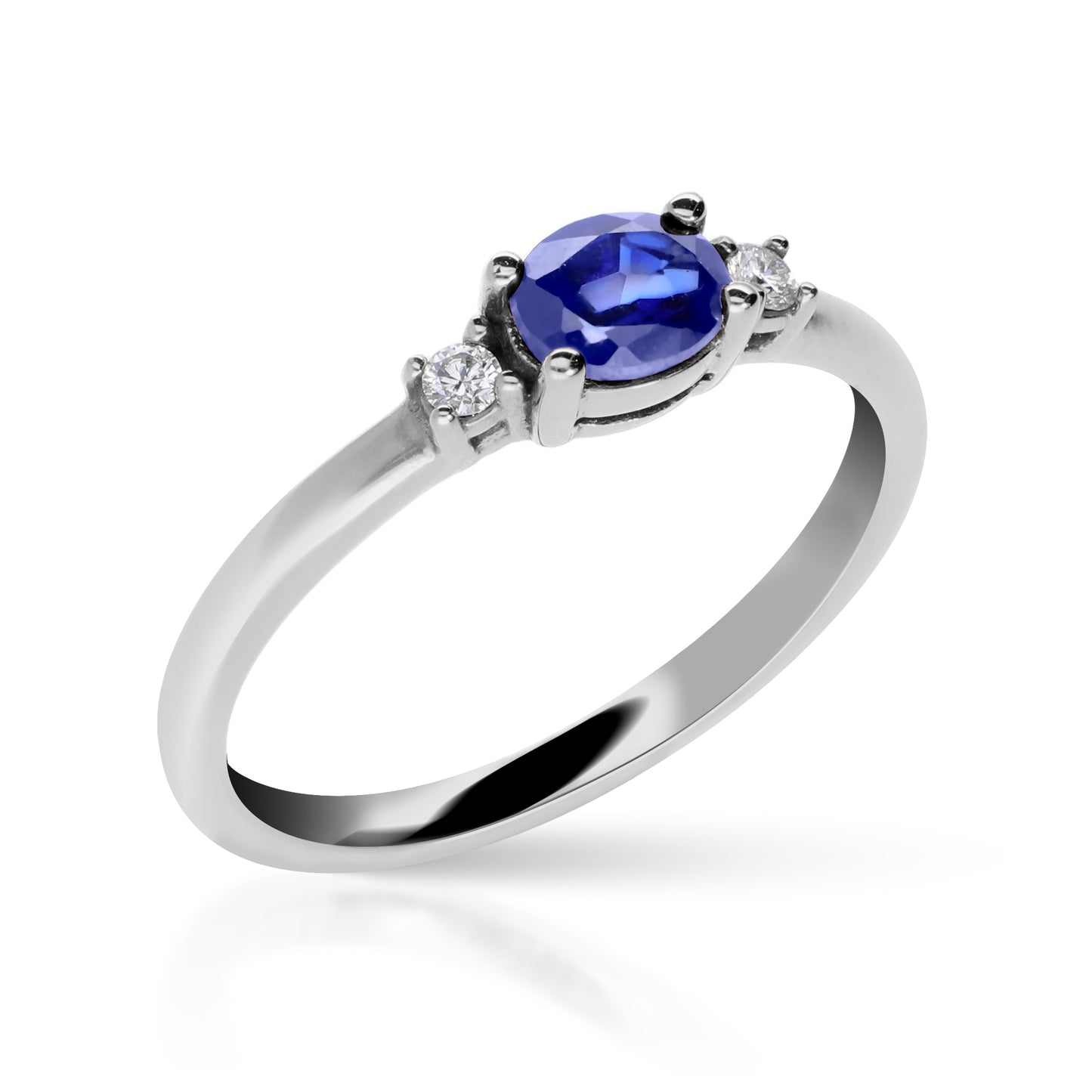 Anillo con zafiro natural oval y diamantes