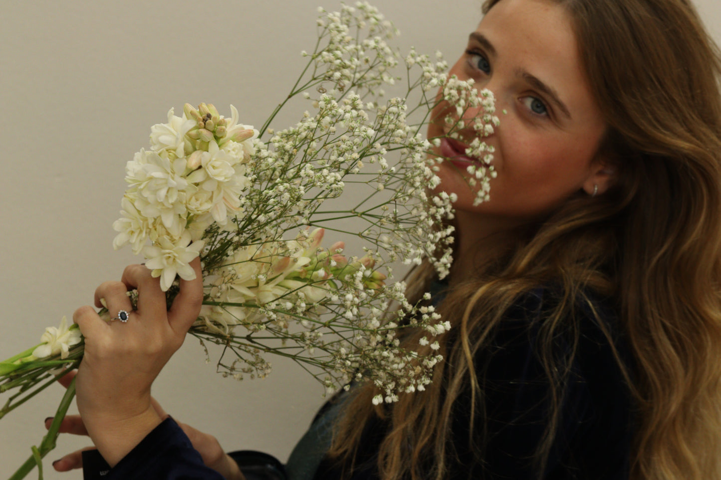 Anillo orla con piedra central de color y diamantes en oro de 18 K