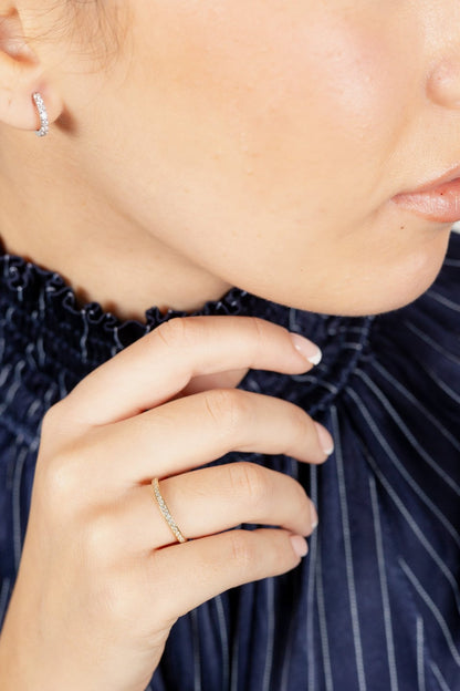 Anillo media alianza con diamantes