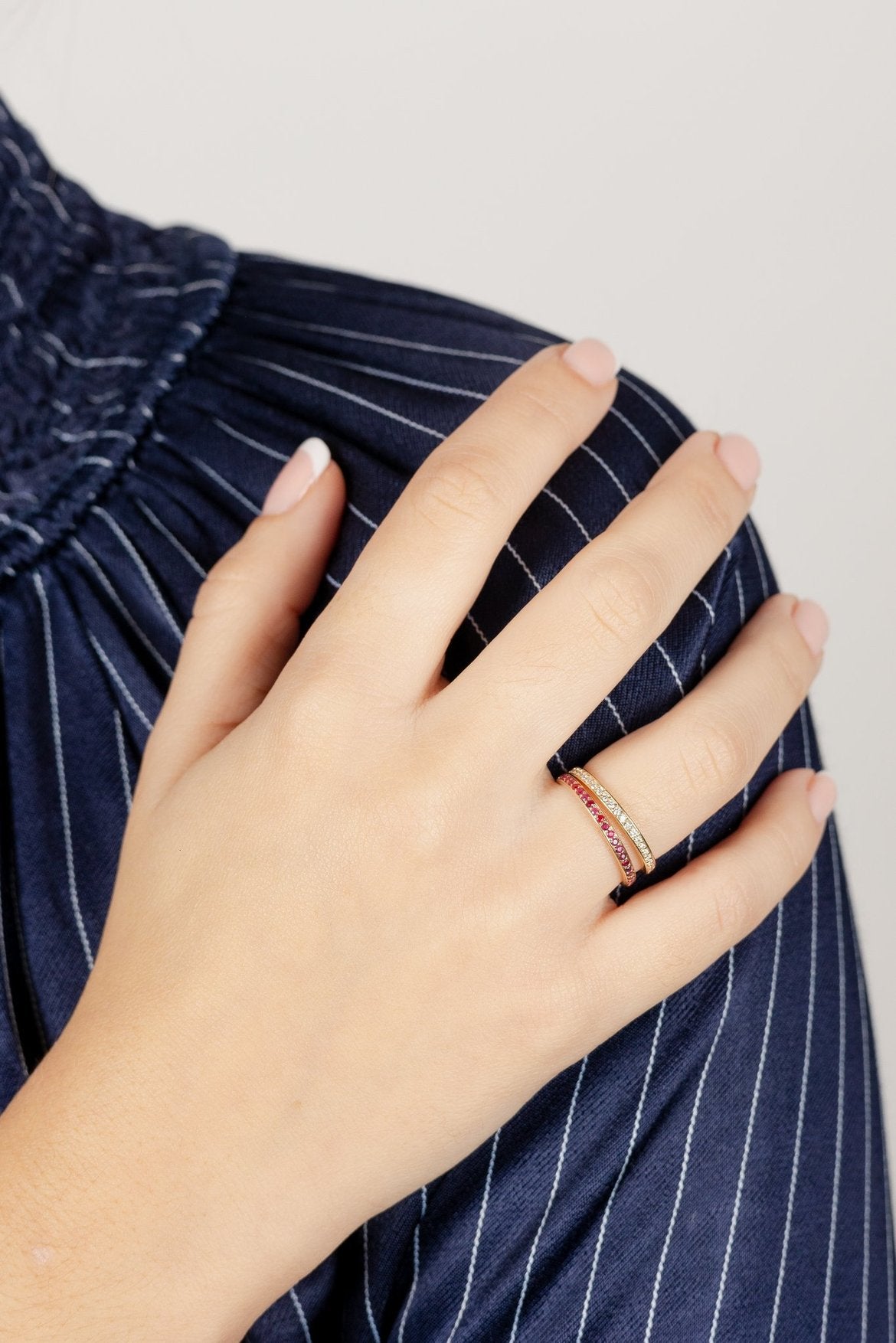 Anillo media alianza con diamantes