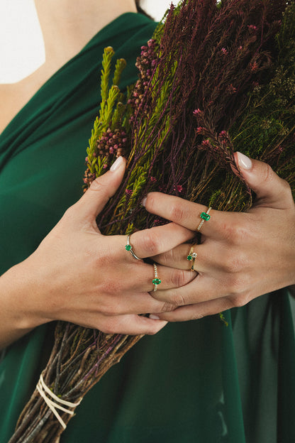 Anillo tu y yo  esmeralda con diamante en oro amarillo de 18 K