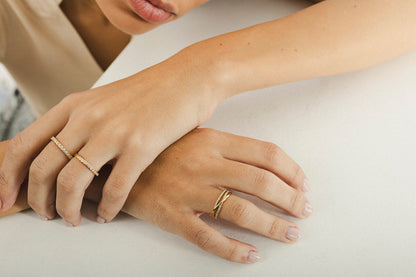 Anillo cruzado oro amarillo 18 K y  diamantes