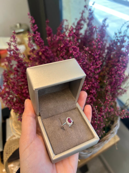 Anillo orla con piedra central de color y diamantes en oro de 18 K