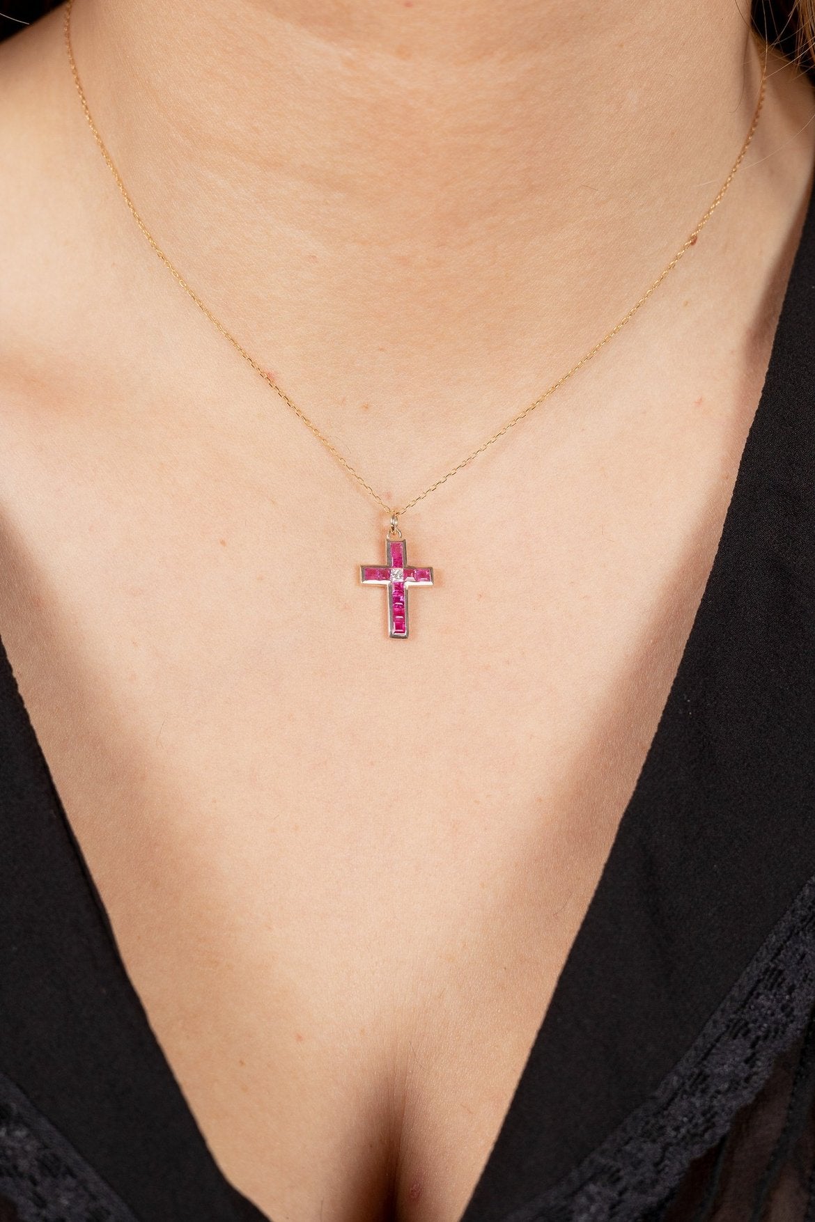 Colgante cruz con rubí y diamante