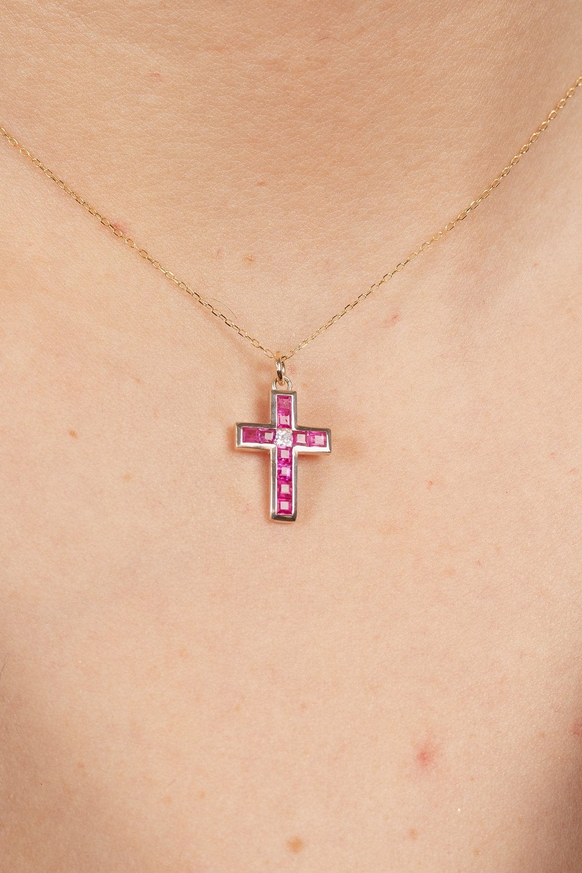 Colgante cruz con rubí y diamante