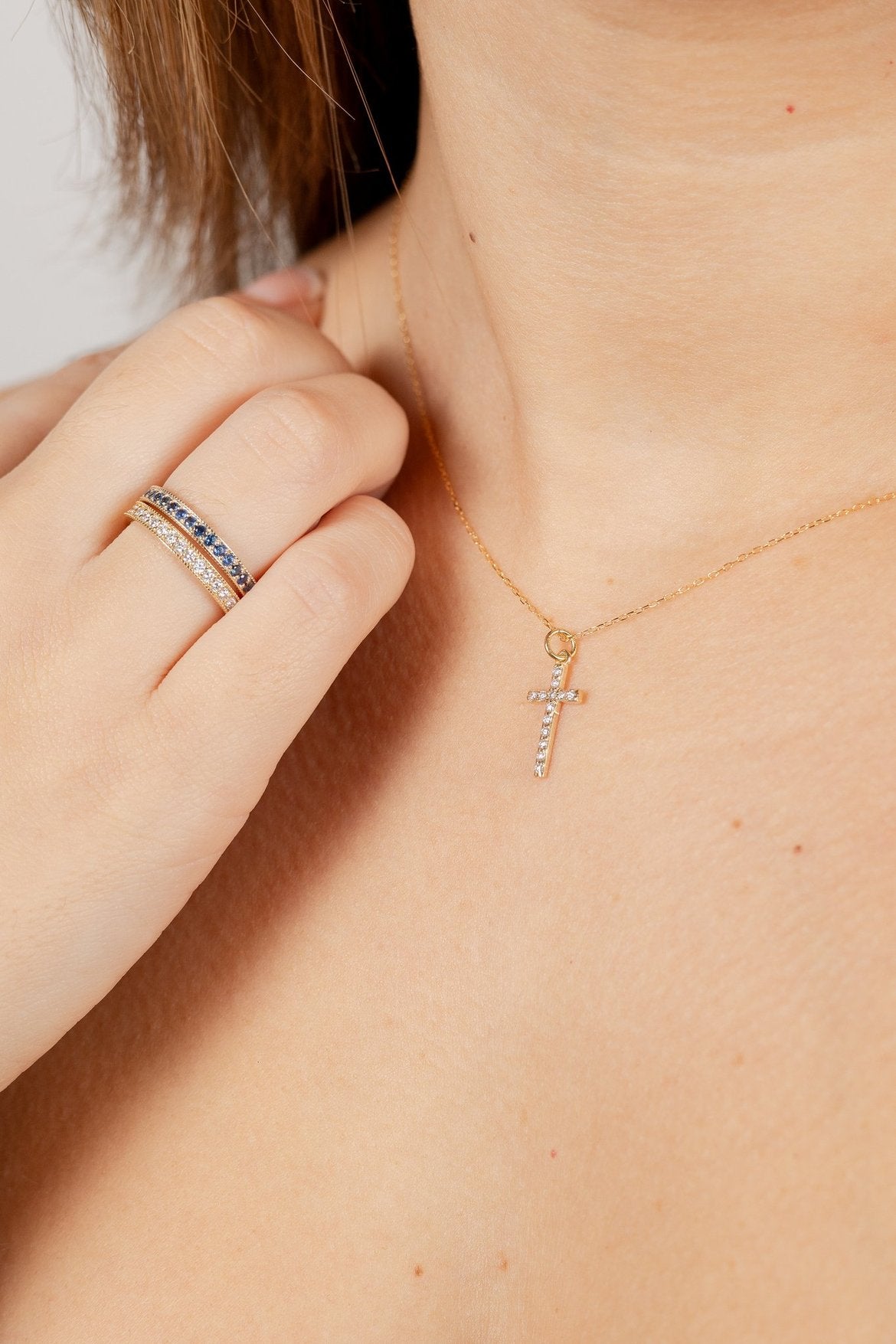 Colgante cruz en oro de 9 K y diamantes