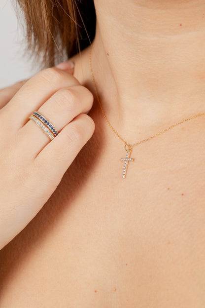 Colgante cruz en oro de 9 K y diamantes