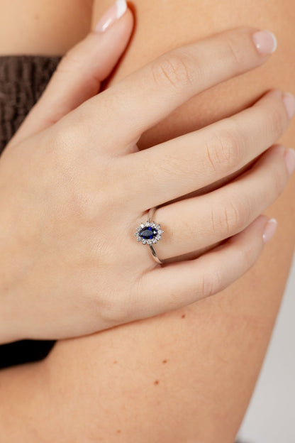 Anillo orla con piedra central de color y diamantes