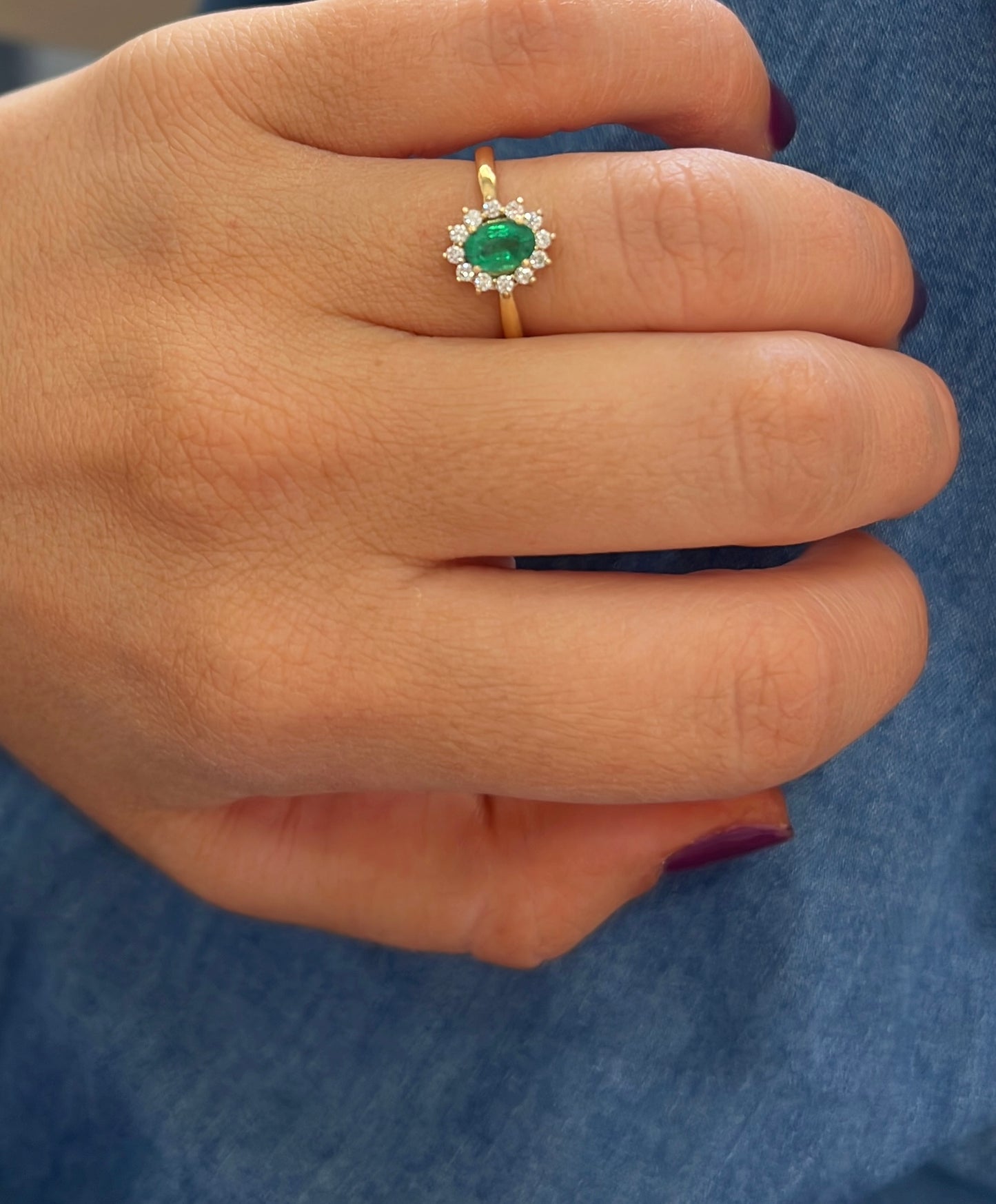 Anillo orla con piedra central de color y diamantes en oro de 18 K