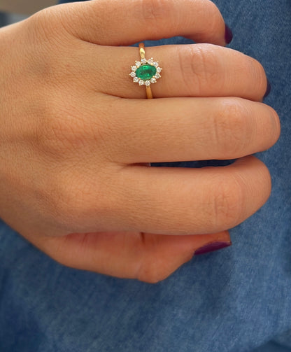 Anillo orla con piedra central de color y diamantes en oro de 18 K
