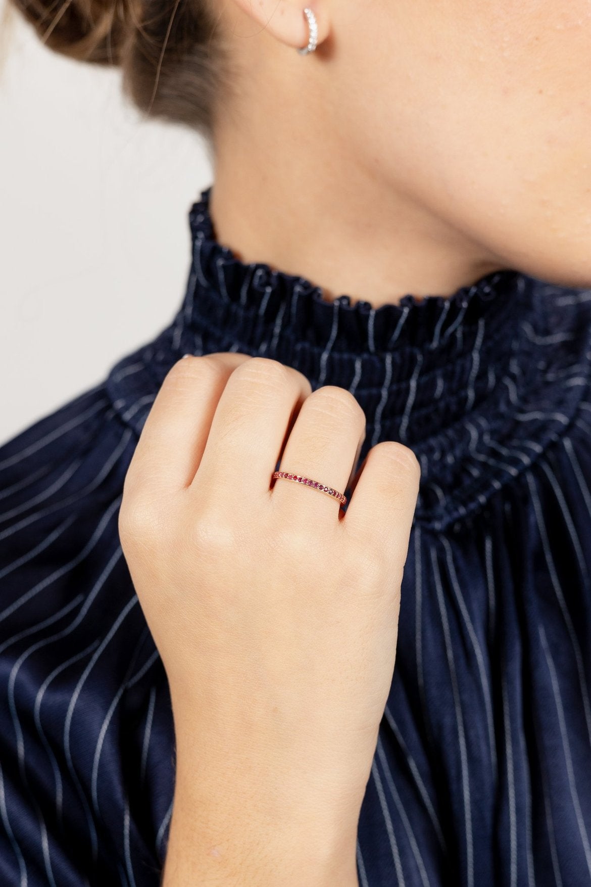 Anillo media alianza con piedra de color