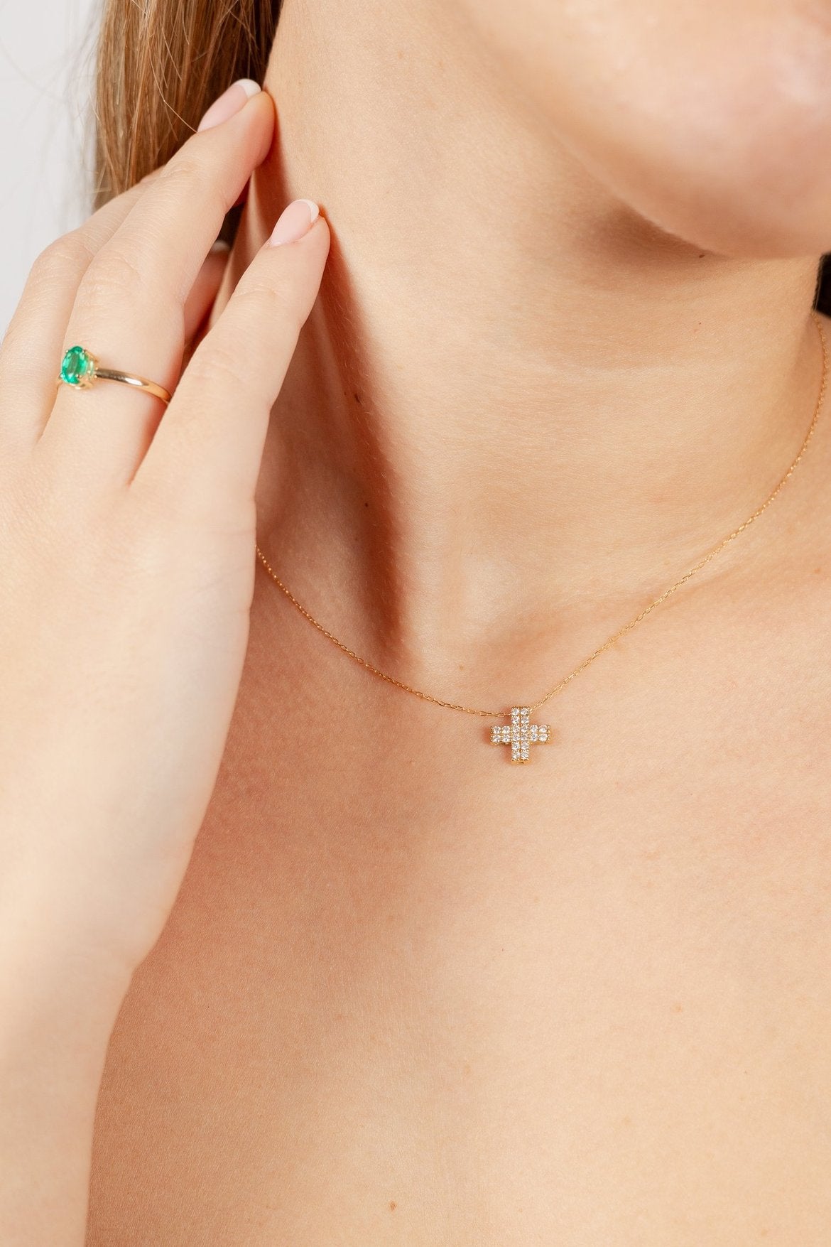 Colgante cruz doble con diamantes