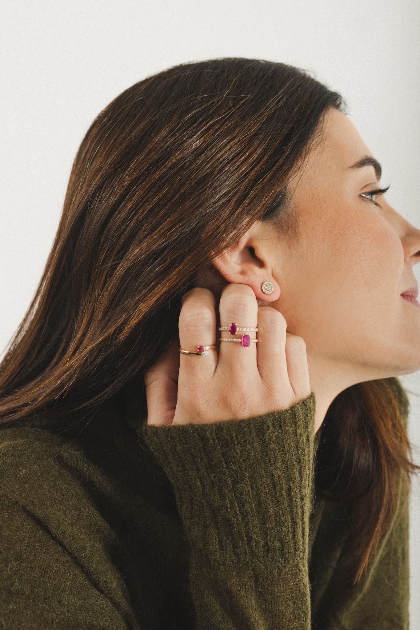 Anillo rubí oval con diamantes en oro rosa de 9 K